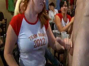 32 Wow ! Ces filles deviennent folles en suçant des bites lors d'une