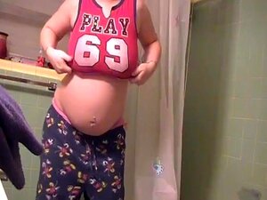 Je me suis filmée en train de me branler, j’étais sous la douche