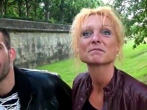 Cette blonde mature est très heureuse du goût de la bite dure d'un