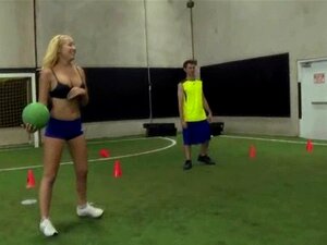 Un groupe d'étudiants jouant au strip dodgeball