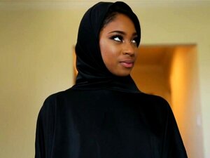 Lala Ivey laisse son beau-père baiser sa chatte serrée et mouillée