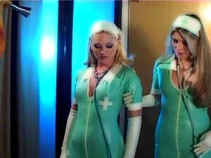 Des infirmières blondes en lingerie latex et baise avec des gants