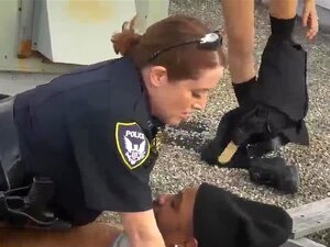 Une MILF chaude fait une pipe et secoue son cul blanc à poil xxx