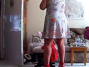 Milf mature maman mature en jupe - Caméra IP piratée. Je ne savais
