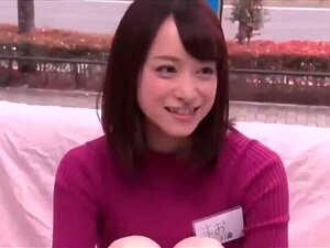 Petite pute japonaise bien mignonne dans une vidéo XXX de bukkake