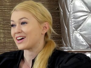 Plongez au cœur de la passion brute avec une superbe beauté