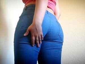 Petite innocente avec son gros cul en jean. Regarde la mignonne
