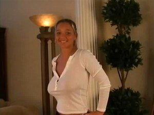 Gros nichons sans soutien-gorge dos en train de danser encore