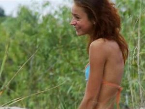 Les mignonnes se frottent la chatte dehors