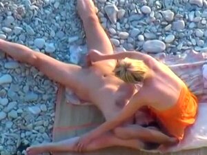 Milf nue, chatte rasée, plage voyeur HD