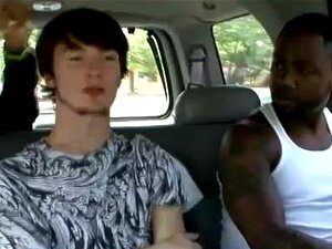 Un twink gay suce des queues en interracial