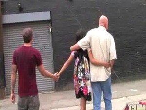 Une nana ébène chaude adore le gangbang interracial 21
