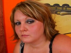 Grosse salope sexy chevauche les pauvres garçons face 1