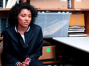 Maya Morena, la mignonne voleuse à l'étalage, est au bureau avec un