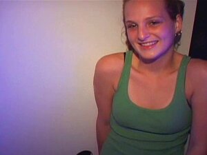 La salope de collège mignonne fait une fête de creampie au gloryhole