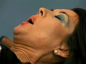 Femme mûre avec l'air dur