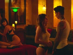 Bella Thorne Lesbo Sex - Paradise Town (2021) S1E8