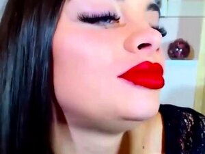 Pipe baveuse par une camgirl russe à la longue langue