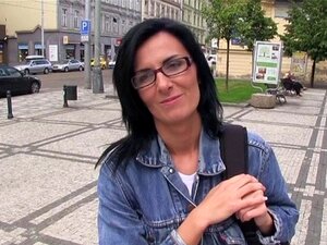 Délices de fellation non censurés. Le mec se fait sucer la grosse