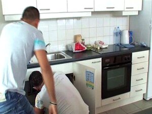 La MILF chaude Sarah Simon fait du DP et du double anal