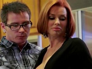 Une MILF super chaude veut sa bite dure. Une MILF super chaude avec