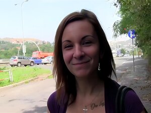 Une MILF maigre brune manque d'action, alors elle a pris de l'argent