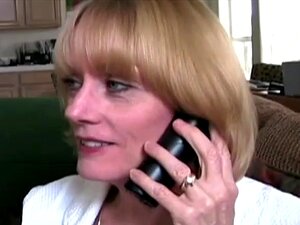 Baise-moi pendant que je parle à mon mari au téléphone