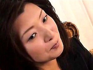 Une femme au foyer orientale attirante montre ses jambes sexy et son