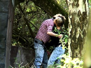 Sexe audacieux avec une blonde sensuelle en plein air en levrette