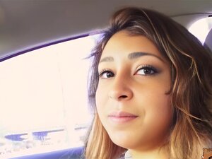 Sarai, 18 ans, a sucé et baisé un mec dans sa chatte. Ce mec a aidé