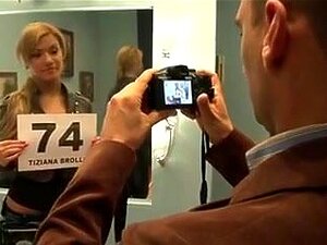 Ces jeunes blondes de fac adorent se faire recouvrir le visage de