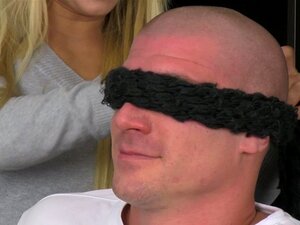 Première expérience gay pour un homme chauve