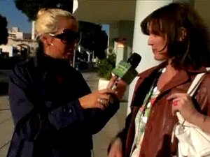 Une mignonne désespérée nue en public et baise pour payer le loyer