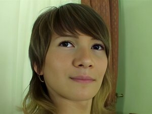 Une nana très chaude kiffe l'anal dur pour la première fois. C'est