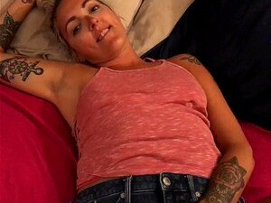 La femme qui parle salement rentre à la maison, gonflée et remplie
