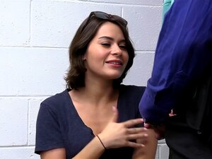 La séduisante Nicole Aria, trouble-fête hors pair, se fait prendre