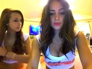 2 Sexy Hooters Girls dansent - Regardez la partie 2 sur
