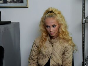 Une Blonde Maigre Baisée Par Un Agent De Sécurité-Sadie Hartz