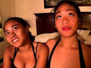 Les demi-sœurs thaïlandaises aux gros seins sucent et baisent une