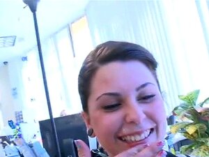 Filles en chaleur se lâchent à une fête