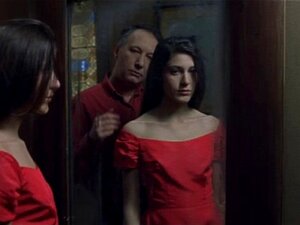 Fille mariée attachée et accrochée