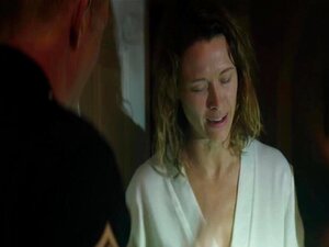 L'actrice célèbre Scottie Thompson se montre devant dans la nature