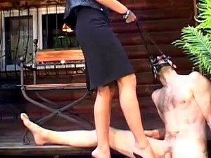 Femdom ball & cock trample & BDSM chevauche un esclave masqué en