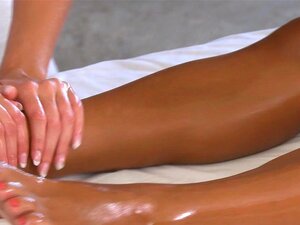 Lesbea HD Son corps noir huilé se raidit alors qu'un orgasme la