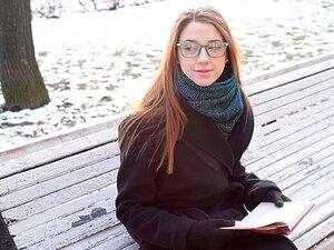 Étudiante en cockriding jusqu'à un orgasme bruyant