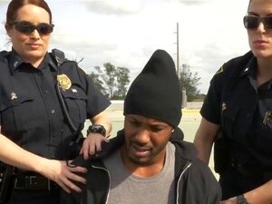 Une érection de monstre perce des chattes serrées. Quand il a