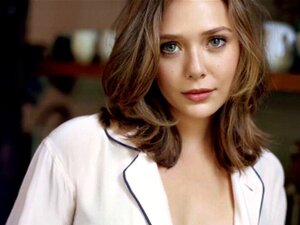 Elizabeth Olsen se branle face au défi. Elizabeth Olsen se branle