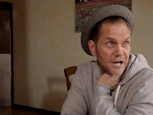 Serveuse À Gros Seins