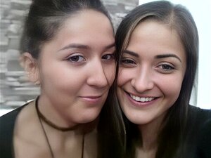 Deux ravissantes belles-belles-filles mexicaines succombent à leurs