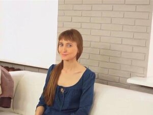 Une nana maigre chevauche une bite. Vasilisa se fait convaincre de